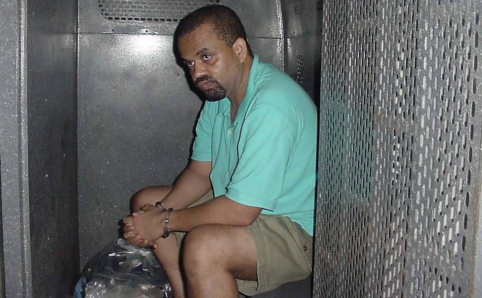 Fernandinho Beira-Mar, sendo transferido do presídio Bangu 1, no Rio de Janeiro (RJ), para a penitenciária de Presidente Prudente (SP)