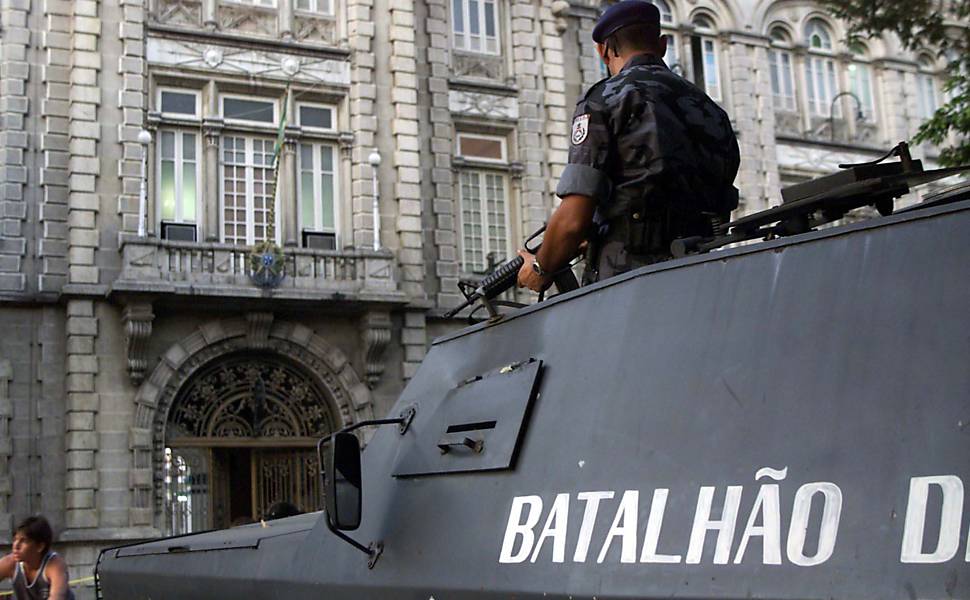 Batalhão de Choque da Policia Militar faz guarda onde estão presos os traficantes Fernandinho Beira-Mar, Elias Maluco, May Tor, Gigante e Chapolin e que teriam tentado fugir