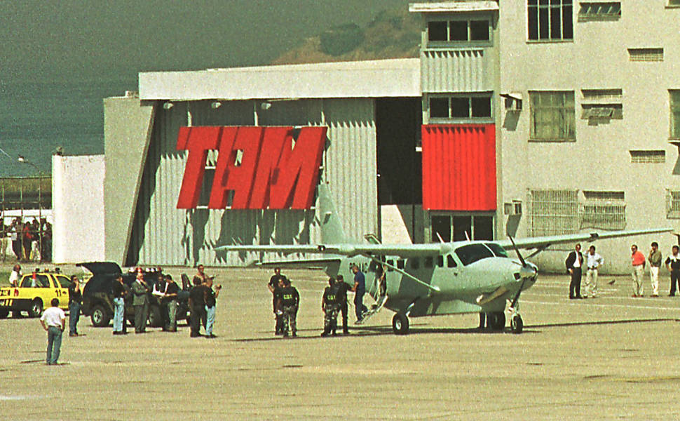 Fernandinho Beira-Mar chegando ao Aeroporto Santos Dumont no centro do Rio para ser conduzido para presídio em Bangu
