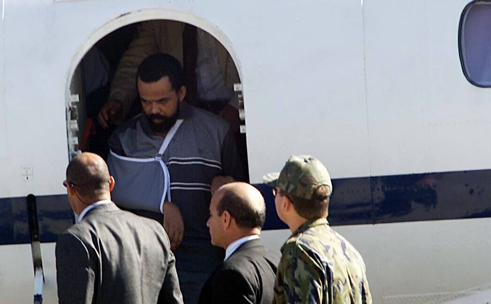 Fernandinho Beira-Mar, chega à Base Aérea de Brasília escoltado por policiais federais, em avião da Força Aérea Brasileira