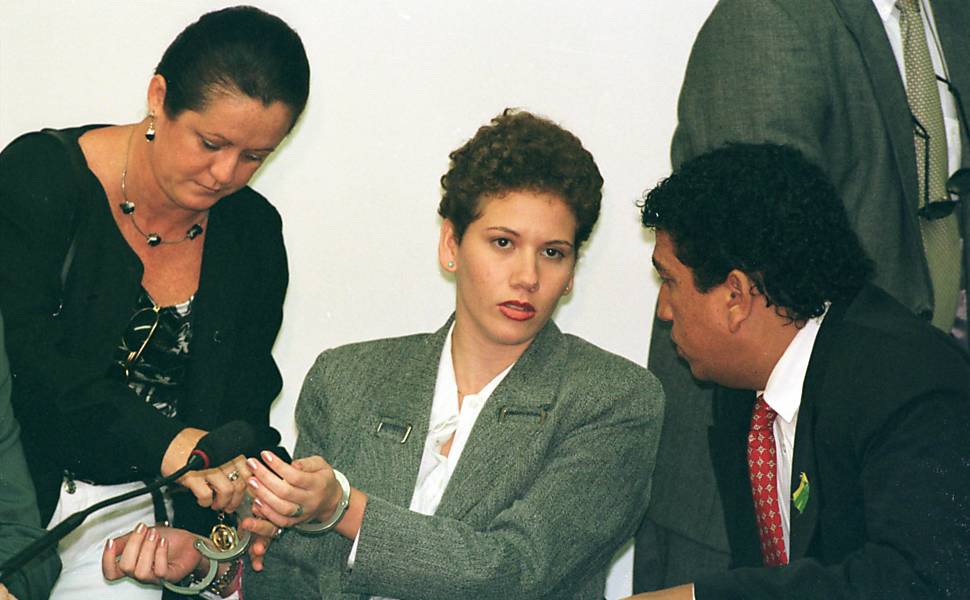 Alda Inês (centro), namorada do traficante Fernandinho Beira-Mar, tem as algemas retiradas para prestar depoimento à CPI do Narcotráfico