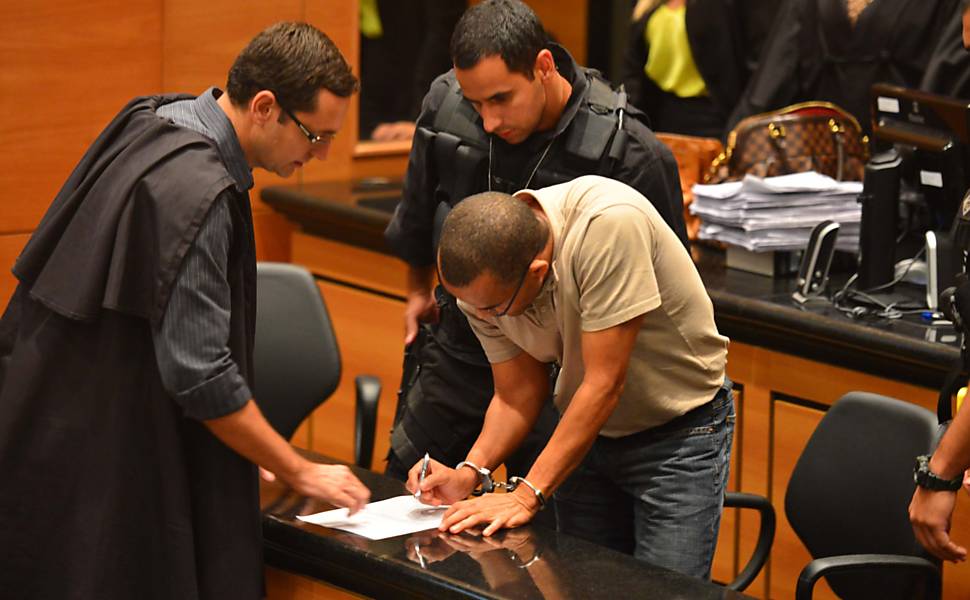 Fernandinho Beira-Mar durante seu julgamento no Rio de Janeiro; ele foicondenado a 80 anos de prisão