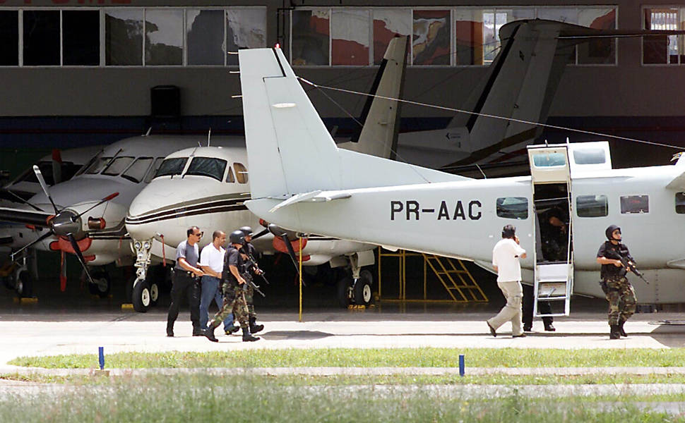 Fernandinho Beira-Mar embarca no avião, que fez escala em Brasília para abastecer, no hangar da Policia Federal
