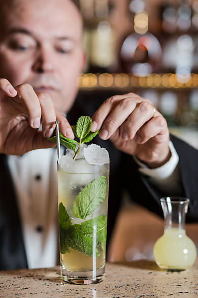 O barman Bolinha, do Baretto, prepara um mint julep