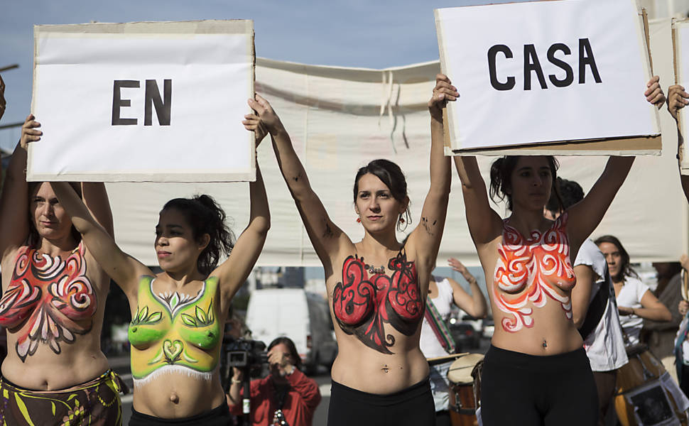 Argentinas protestam a favor do parto em casa