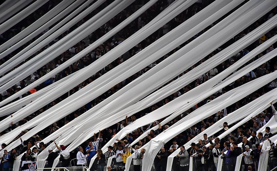 Torcerdores do Corinthians estendem faixas na arquibancada para receber time no Itaquerão