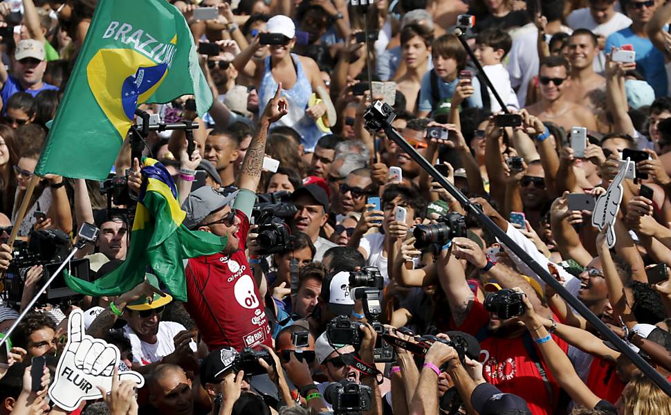 Torcida brasileira no Mundial de surfe no Rio
