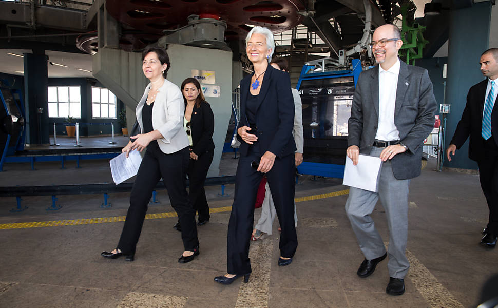 A diretora-gerente do FMI está no Brasil desde quarta-feira (20) para cumprir, no Rio e em Brasília, uma agenda de caráter econômico e social. Na foto, Lagarde em visita ao Complexo do Alemão, no Rio