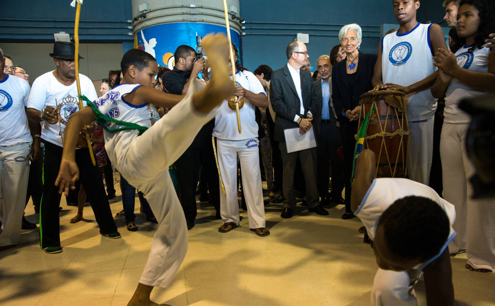 Durante apresentação de capoeira no Complexo do Alemão, Lagarde bateu palmas, arriscou batuques no atabaque e tentou ampliar a roda para dar mais espaço à apresentação e também tocar berimbau