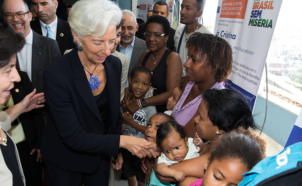 Em visita ao Complexo do Alemão, Lagarde conversou com empreendedores, assim como beneficiários de programas sociais que moram na comunidade
