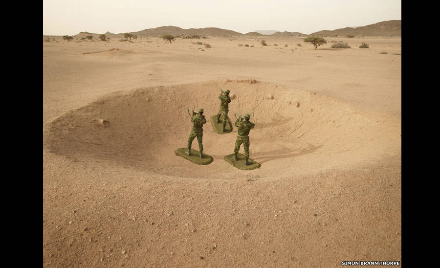 Fotógrafo transforma soldados em brinquedos no deserto