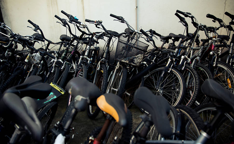 Bicicletas empilhadas em delegacia no Rio