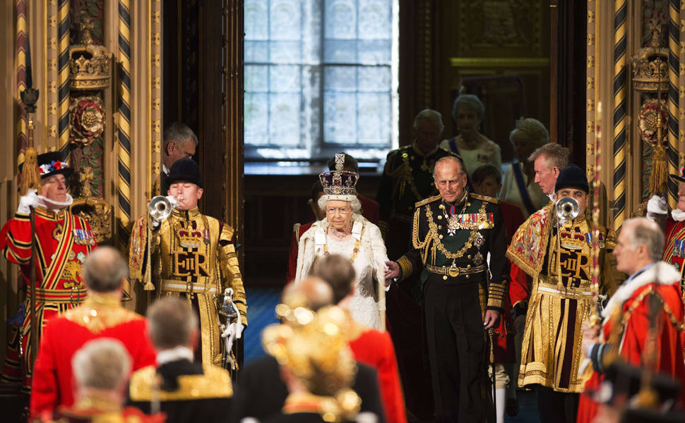 Rainha Elizabeth 2ª é coroada simbolicamente no Palácio de Westminster e discursa no início do ano parlamentar