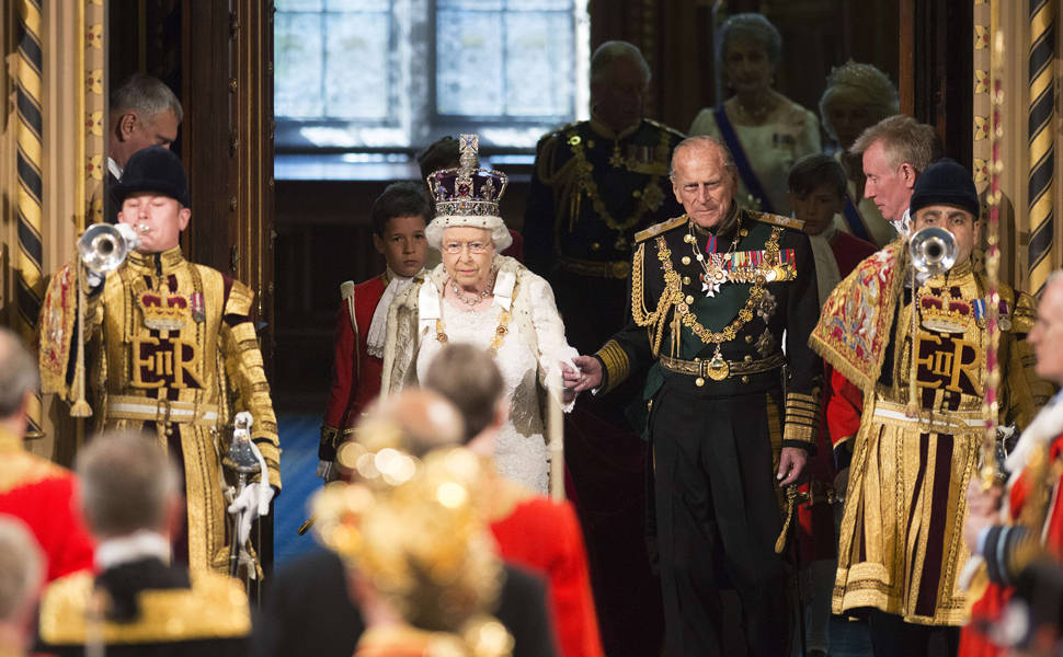 Rainha Elizabeth 2ª é coroada simbolicamente no Palácio de Westminster e discursa no início do ano parlamentar
