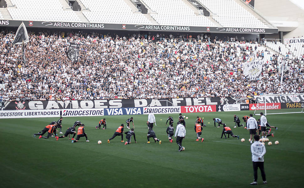 A construção do estádio foi feita pela empreiteira Odebrecht e viabilizada com dinheiro da Caixa Econômica e do BNDS. A dívida contraída pelo Corinthians por conta da arena compromete os cofres do clube mesmo cinco anos depois