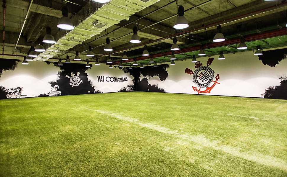 Campo para aquecimento dos jogadores na parte interna da arena do Corinthians