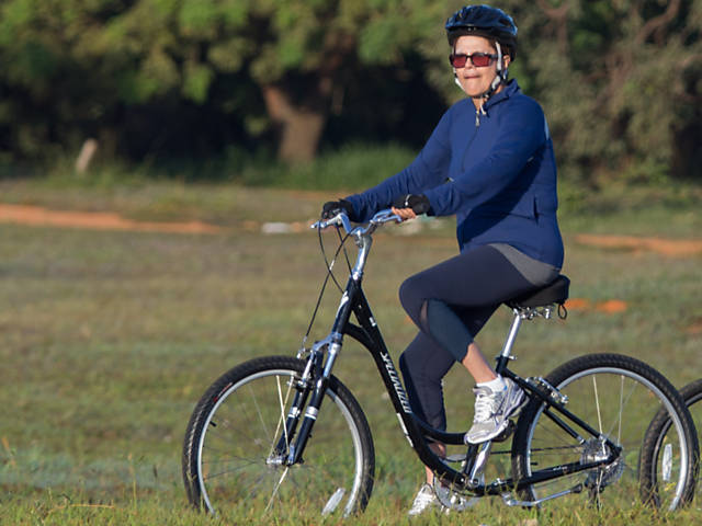 Dilma passeia de bicicleta