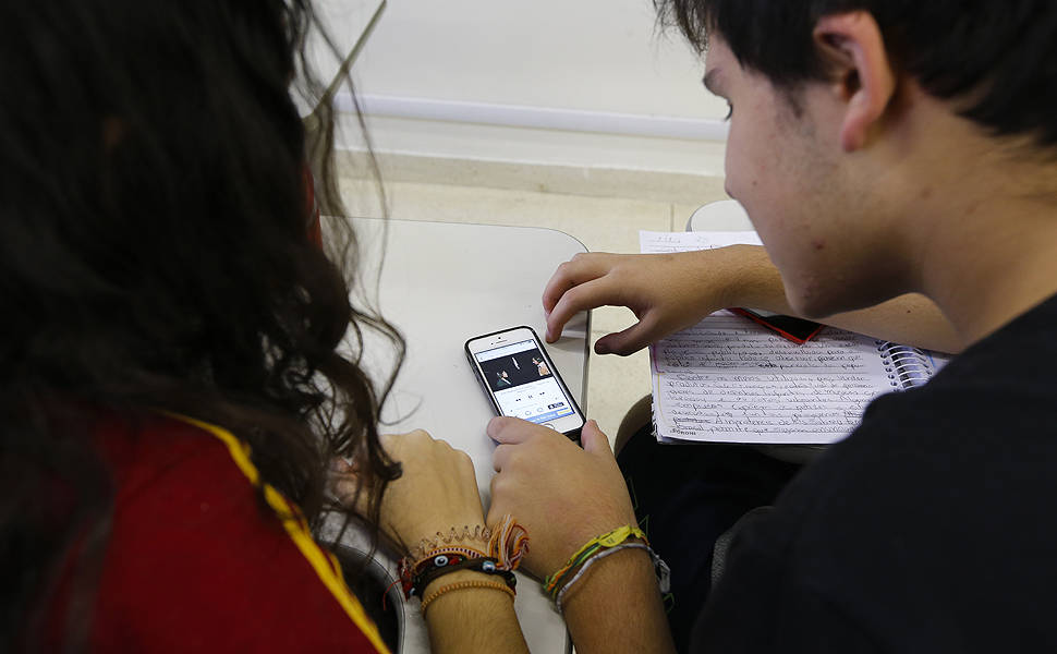 Alunos do Vital Brazil usam celular na aula de artes; a escola permite que o aparelho seja manipulado em algumas disciplinas