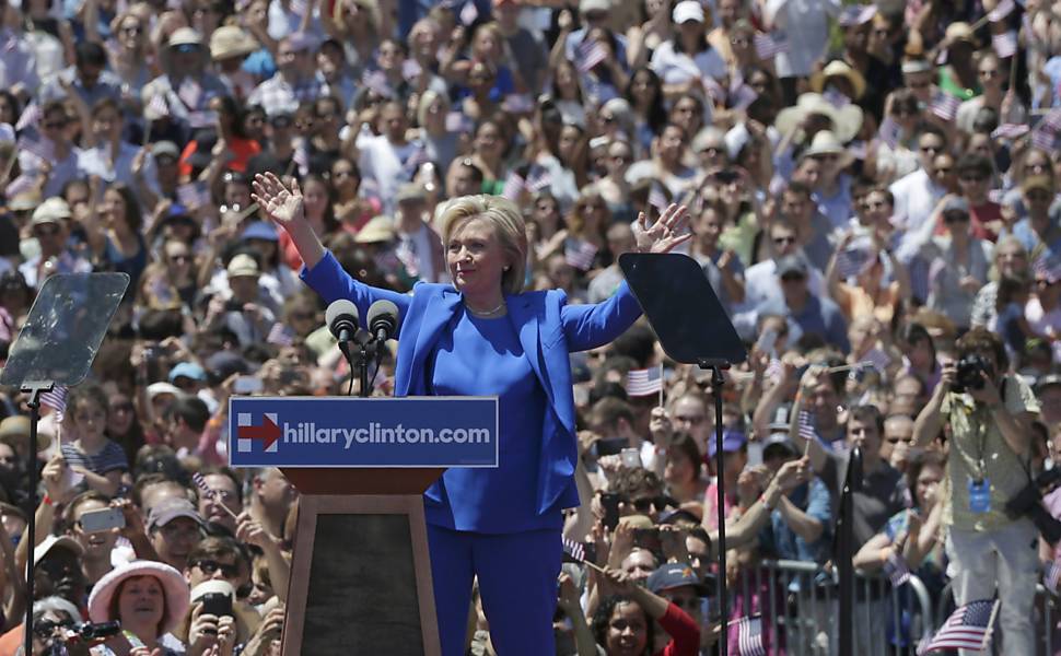 Hillary Clinton faz primeiro comício de campanha