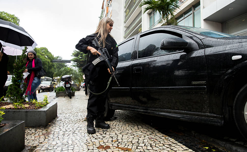 Polícia Federal cumpre mandato de busca e apreensão em prédio da Odebrecht, em Botafogo, no Rio