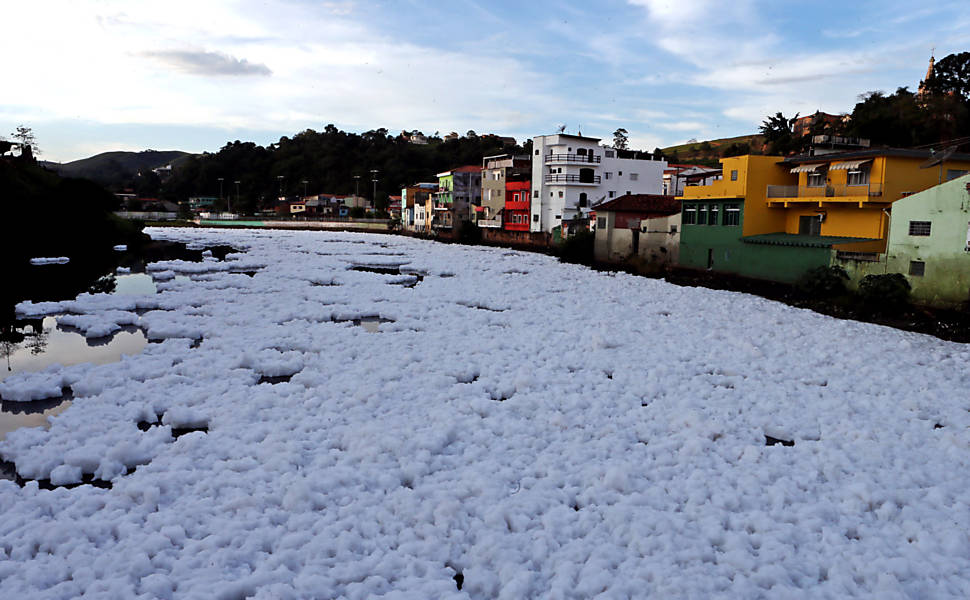 Espuma branca é encontrada no Rio Poxim em Aracaju, Sergipe