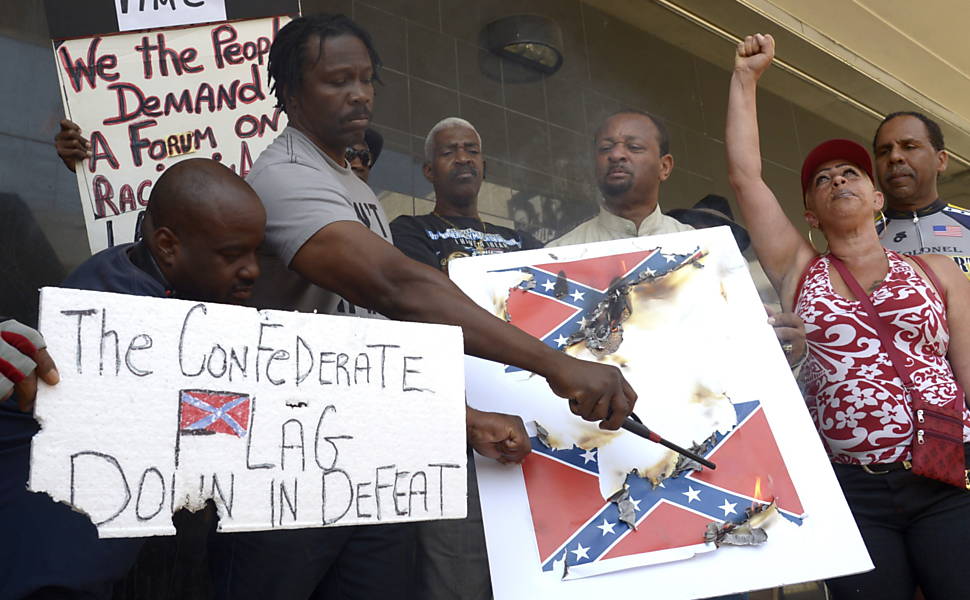 Manifestantes queimam bandeira de confederados