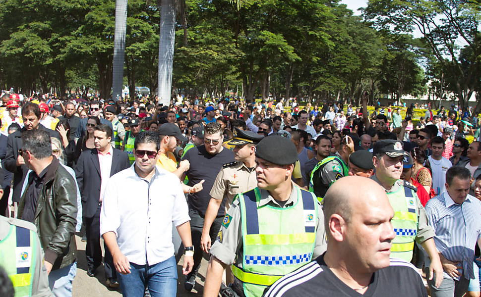 Enterro da namorada de Cristiano Araújo 