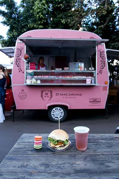 Cachorro-Quente de Linguiça Defumada (estilo Food Truck