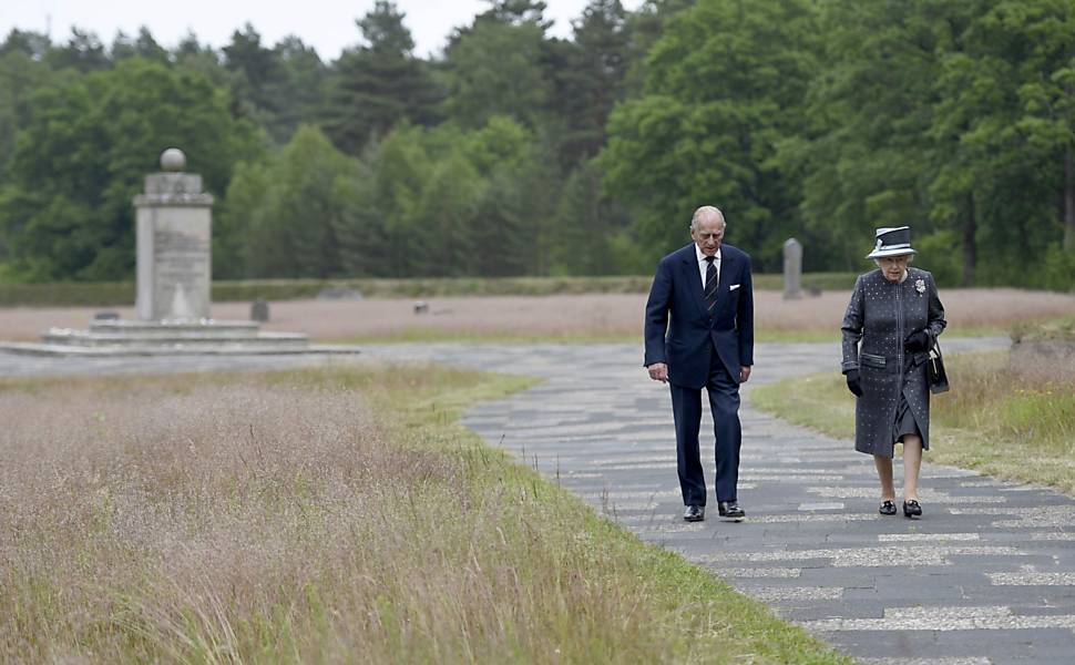Rainha Elizabeth visita pela primeira vez um campo de concentração