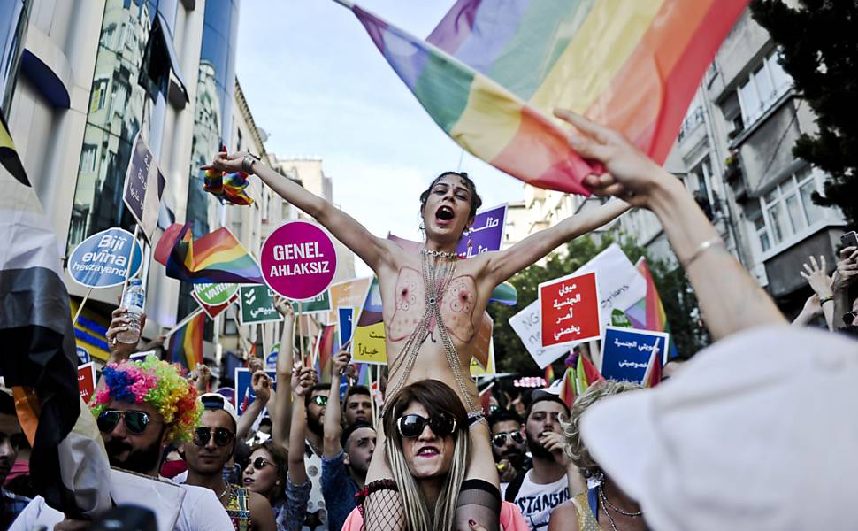 Polícia dispersa marcha do orgulho gay em Istambul