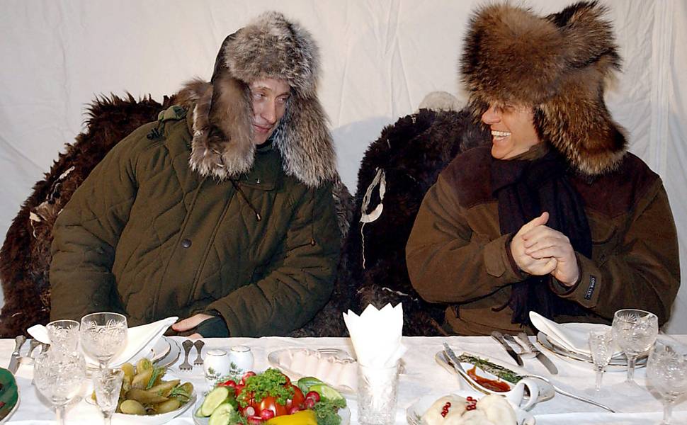 Putin e Berlusconi jantam durante encontro informal na residência Zavidovo, nas imediações de Moscou, em fevereiro de 2003