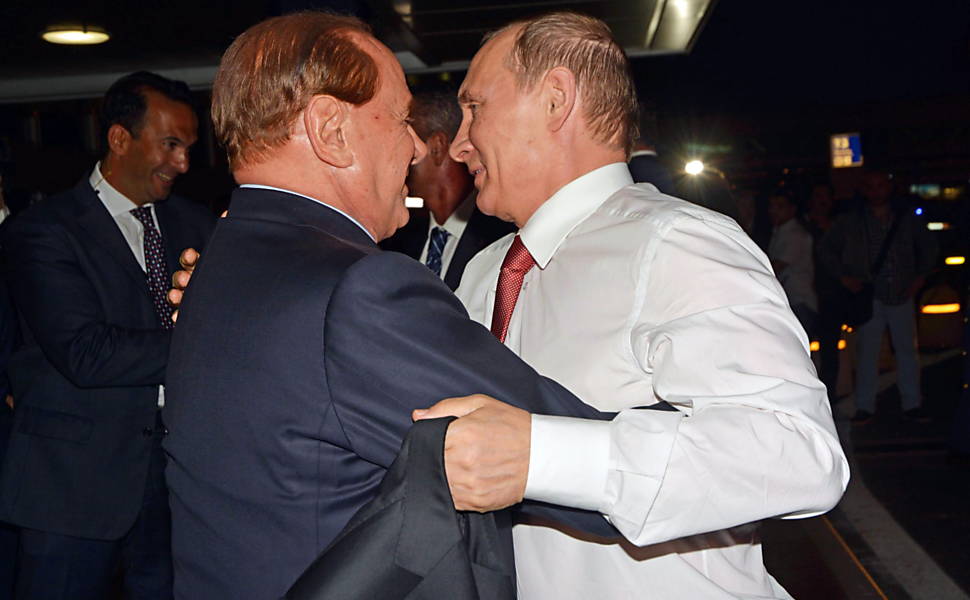 Presidente russo, Vladimir Putin, e ex-premiê italiano, Silvio Berlusconi, cumprimentam-se em aeroporto de Roma no dia 10 de junho de 2015