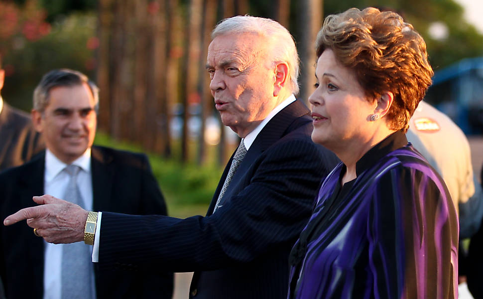 Dilma Rousseff, ao lado do presidente da CBF, José Maria Marin, do técnico da seleção brasileira, Luis Felipe Scolari, do vice da CBF, Marco Polo del Nero, e do capitão da seleção, Thiago Silva, no Palácio da Alvorada, em Brasília