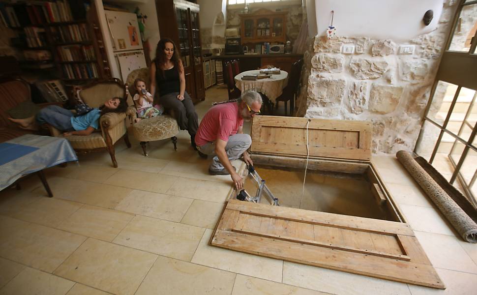 Reforma em casa de família em Jerusalém revela banheiro de 2.000 anos