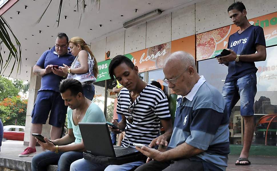Todos vão ter acesso total à Internet nos telemóveis em Cuba