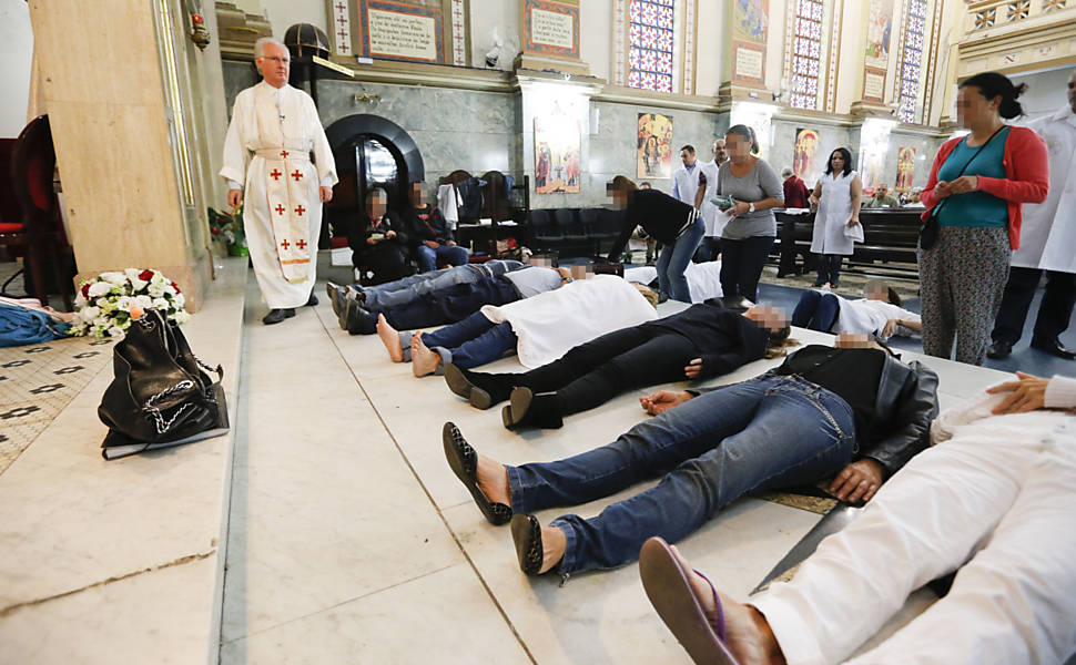 Padre faz sessões de exorcismo em igreja em São Paulo