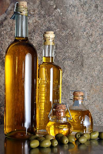 A gordura do azeite ajuda a reduzir o excesso de colesterol ruim do sangue. Tem, também, compostos antioxidantes e anti-inflamatórios