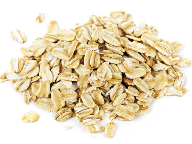 Como os demais cereais integrais, a aveia, além de carboidrato, é fonte de fibras, fornece energia e controla a saciedade