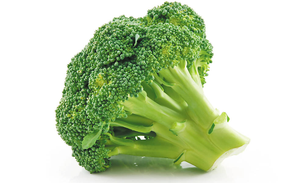 O brócolis, como muitos dos vegetais, possui compostos antioxidante e anti-inflamatório. O sulforano, por exemplo, é anticancerígeno. É também fonte vegetal de cálcio