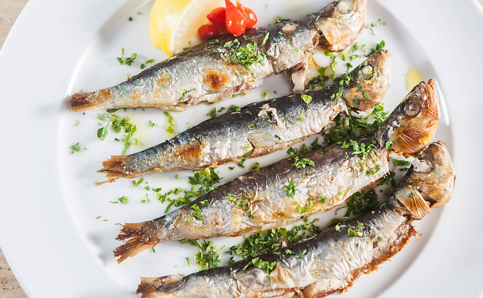 Peixe é a principal fonte de proteína da dieta mediterrânea e tem ômega-3, uma gordura boa que auxilia no controle do colesterol