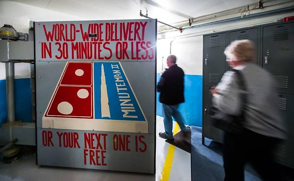 Turistas passam por uma porta antiexplosão na Instalação de Controle de Lançamento Delta 01, nos arredores de Wall, Dakota do Sul