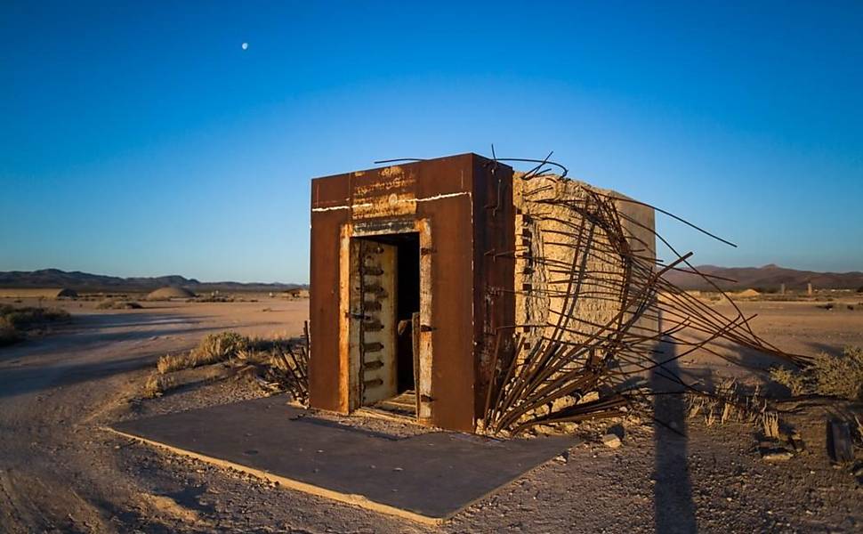 O cofre de banco Mosler, construído para determinar os efeitos de uma arma nuclear em estruturas civis, sobreviveu a uma explosão de 37 quilotons no Campo de Segurança Nacional Nevada em 1957. Depois da explosão, trabalhadores removeram a porta do cofre e descobriram que o dinheiro falso dentro dele não tinha sido danificado