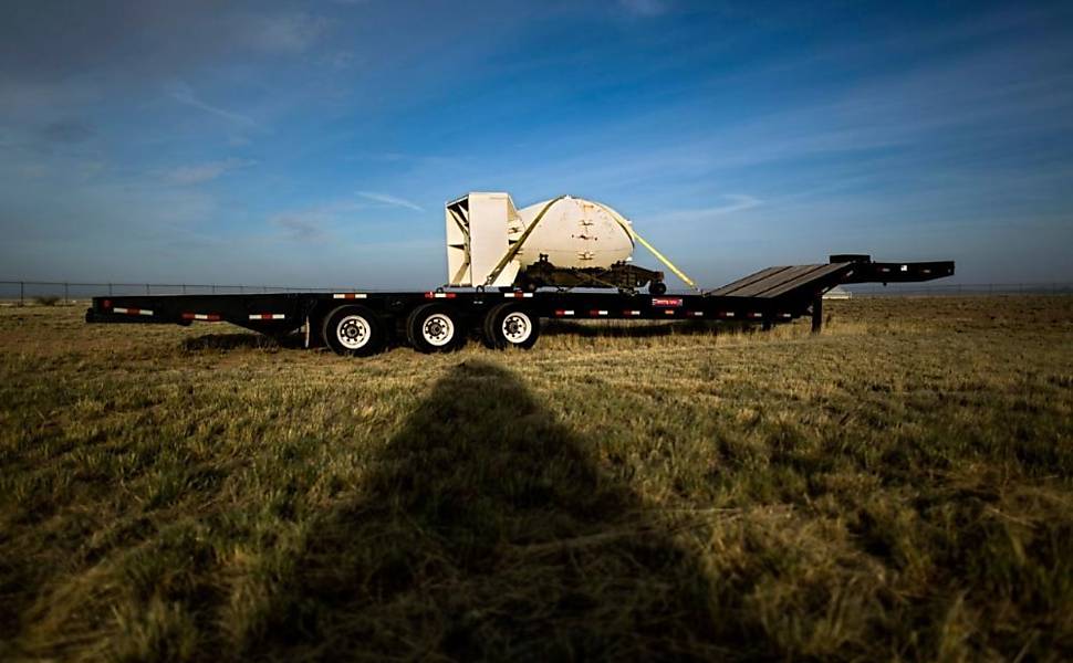 Uma réplica da bomba atômica “Fat Man”, que os EUA jogaram em Nagasaki, Japão, na Segunda Guerra Mundial, no campo de testes Trinity