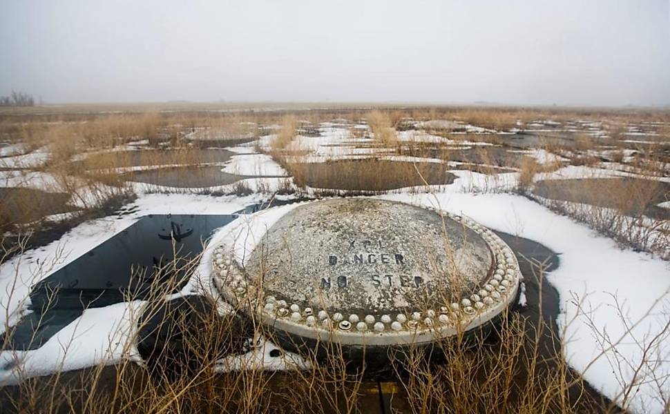Mato cresce entre o concreto cercando a cobertura do silo de um míssil termonuclear nas proximidades de Hampden, Dakota do Norte. Os mísseis antibalísticos Sprint, instalados aqui como parte do Programa Safeguard, foram projetados durante a Guerra Fria para interceptar ataques aos mísseis Minuteman próximos. O Programa Safeguard esteve em operação no meio dos anos 70 por menos de doze meses até que o Departamento de Defesa, preocupado com o custo e a eficácia do programa, puxasse a tomada