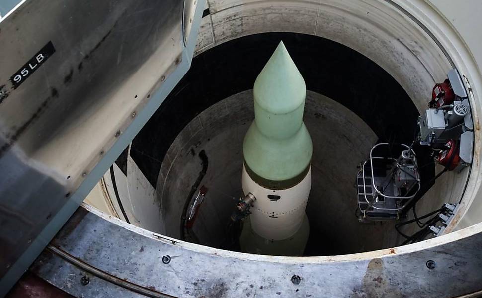 Um míssil balístico intercontinental Minuteman em seu tubo de lançamento na instalação Delta-9, Wall, Dakota do Sul. Depois que o campo de lançamento foi desativado em 1994, seguindo o Tratado de Redução de Armas Estratégicas assinado pelo presidente George H. W. Bush e o líder soviético Mikhail Gorbachev, o Serviço Nacional de Parques transformou a instalação no Minuteman Missile National Historic Site