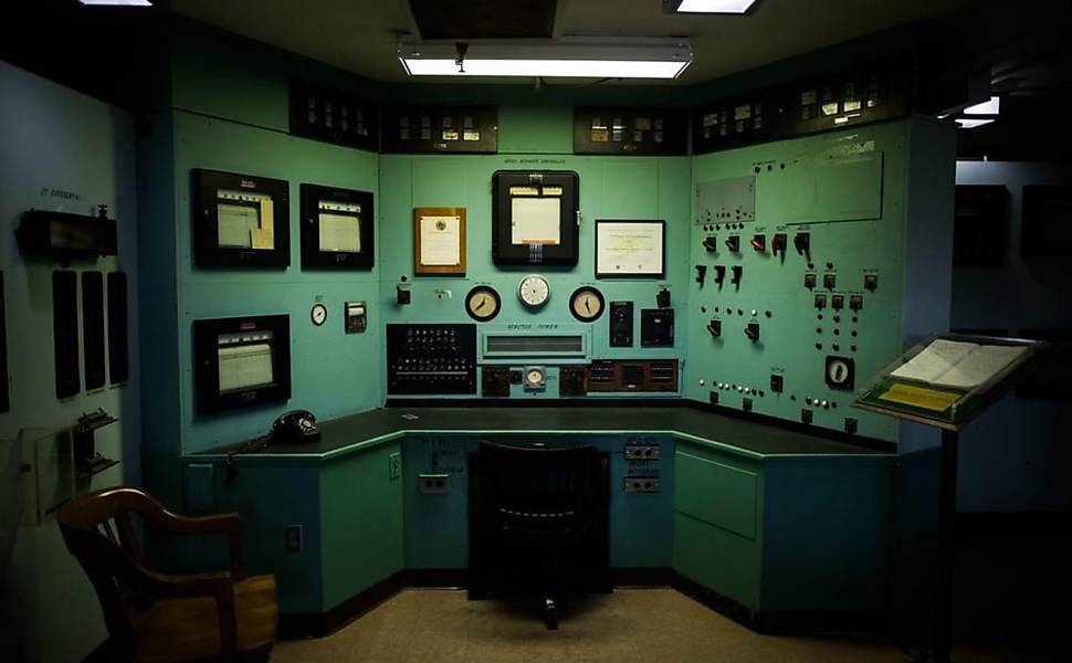 A sala de controle do reator de grafite X-10, o segundo reator do mundo depois do Chicago Pile, no Laboratório Oak Ridge, Tennessee. Construído em segredo durante o Projeto Manhattan, o reator fornecia plutônio para cientistas nucleares trabalhando em Los Alamos. O X-10 se tornará parte do Parque Nacional Histórico Projeto Manhattan