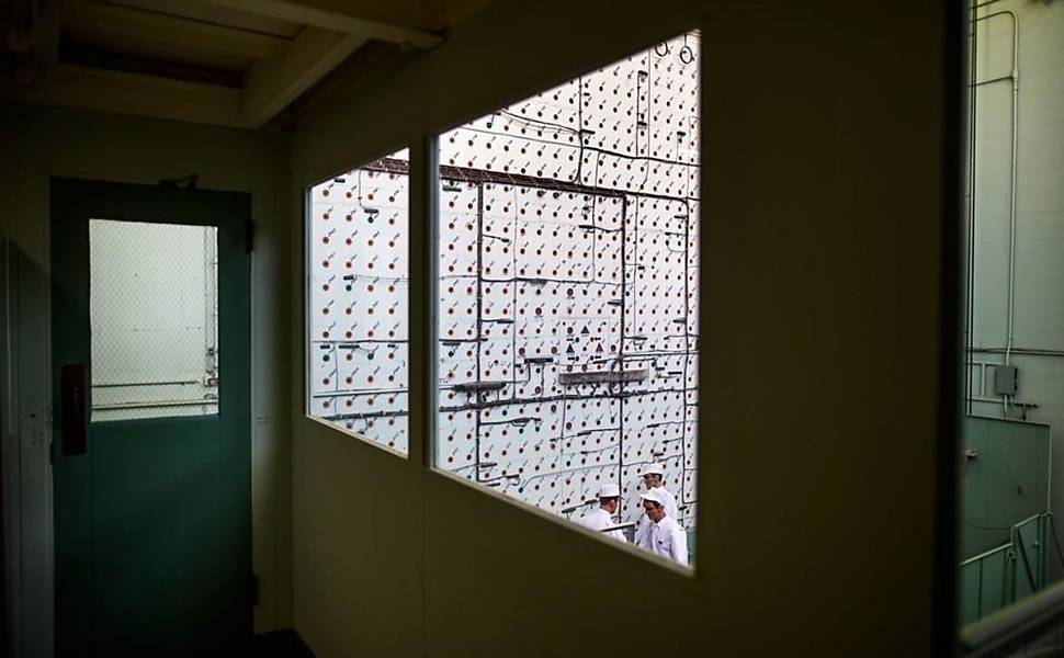 A face de carregamento do reator de grafite X-10, o segundo reator do mundo, através da janela de controle do Laboratório Nacional Oak Ridge