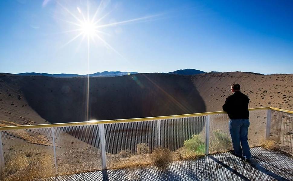 A Cratera Sedan, formada por uma detonação termonuclear de 104 quilotons em 1962, é a grande atração dos 12 passeios anuais ao Campo de Segurança Nacional Nevada, localizado 160 quilômetros a noroeste de Las Vegas. A explosão nuclear que criou a Sedan deslocou 12 milhões de toneladas de terra, deixando uma cratera de 97 metros de profundidade