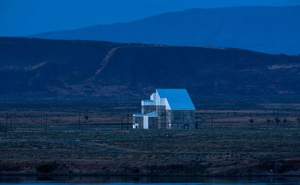 O núcleo radioativo do Reator F, em Hanford Site, um dos nove reatores nucleares construídos com o objetivo de fazer plutônio para armas nucleares, agora está encapsulado em concreto nas margens do Rio Columbia, Washington. Vai levar mais 75 anos para que o núcleo seja seguro o suficiente para ser desmontado. Estabelecido perto do final da Segunda Guerra Mundial como parte do Projeto Manhattan, o Hanford Site é um dos muitos campos tóxicos nucleares no Hemisfério Ocidental. O esforço de limpeza federal no complexo deve durar até o ano 2060 e custar aos contribuintes americanos US$ 150 bilhões