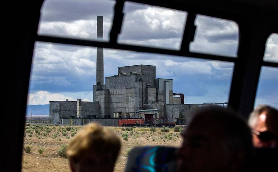 O primeiro reator em grande escala do mundo, o histórico Reator B, visto da janela do ônibus de turismo de Hanford Site. O Reator B, construído em segredo em 1943-1944, produziu o plutônio usado na bomba Fat Man, jogada em Nagasaki, Japão. O reator vai se tornar parte do Parque Nacional Histórico Projeto Manhattan